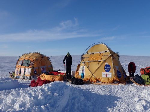Ramon Larramendi 2022-SOS-ARCTIC-– Expedition -GrP5170528-preparando-el-trineo-para-zarpar