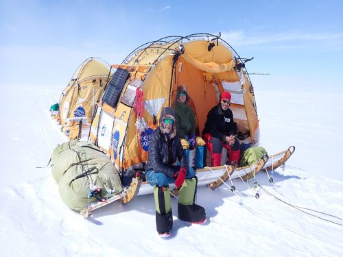 Ramon Larramendi 2022-SOS-ARCTIC-– Expedition -Greenland-SouthP5230693-un-pequeno-descanso