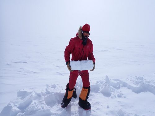 Ramon Larramendi 2022-SOS-ARCTIC-– Expedition -GreenlandP5270766-contruyendo-muro-de-hielo