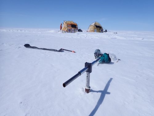 Ramon Larramendi 2022-SOS-ARCTIC-– Expedition -P5250719-taladro-hasta-el-fondo-en-el-hielo