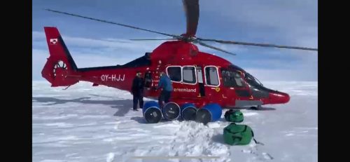 Ramon Larramendi Expedition 2024-SOS-ARCTIC-–-Greenland-South-Nfoto-bajando-material-del-helicoptero