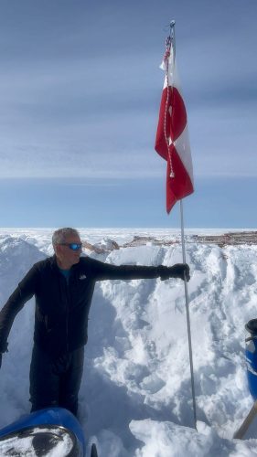 Ramon Larramendi Expedition 2024-SOS-ARCTIC-–-Greenland-South-North-Travponiendo-bandera-groenlandia