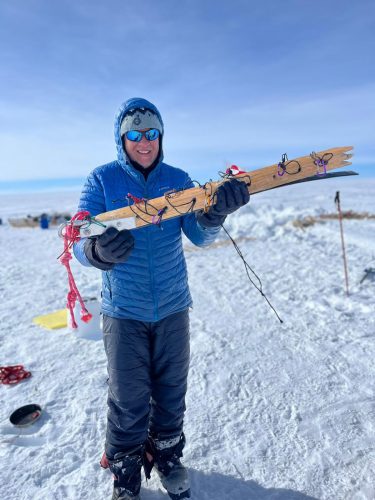 Ramon Larramendi Expedition 2024-SOS-ARCTIC-–-GreenlandRamon-nostalgico-con-una-pieza-de-trineo-rota